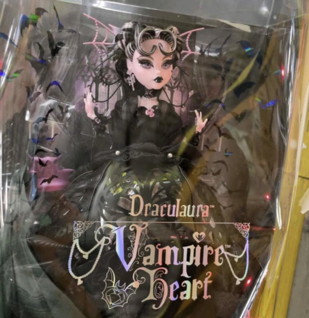 Фото куклы Monster High Vampire Heart Draculaura, которое слили в Twitter